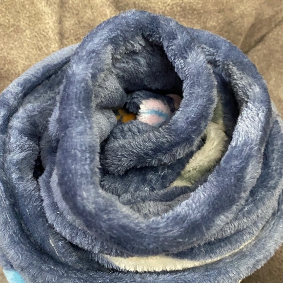 Buc-ee's Navy Floral Soft & Comfy Blanket - 50 x 70 in - Picture 4 of 4